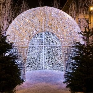 CREATIVE DISPLAYS WALK-IN IGLOO DIMENSIONAL LIGHT DISPLAY